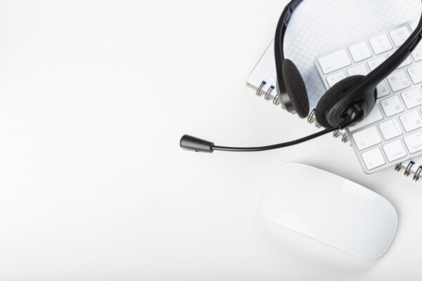 headset-keyboard-computer-laptop_93675-47431